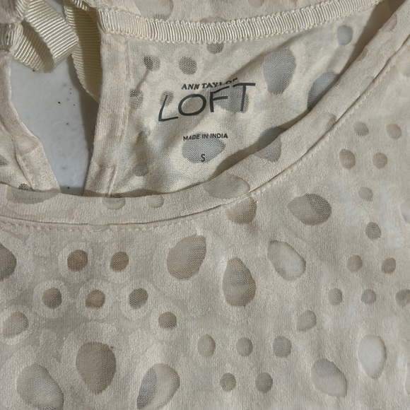 Loft, Beige, Sheer, Lightweight, Short Sleeve,floral Top, Size Small - Picture 4 of 5